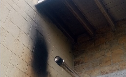 Cheminée non conforme d'un poêle à pellet, avant transformation 